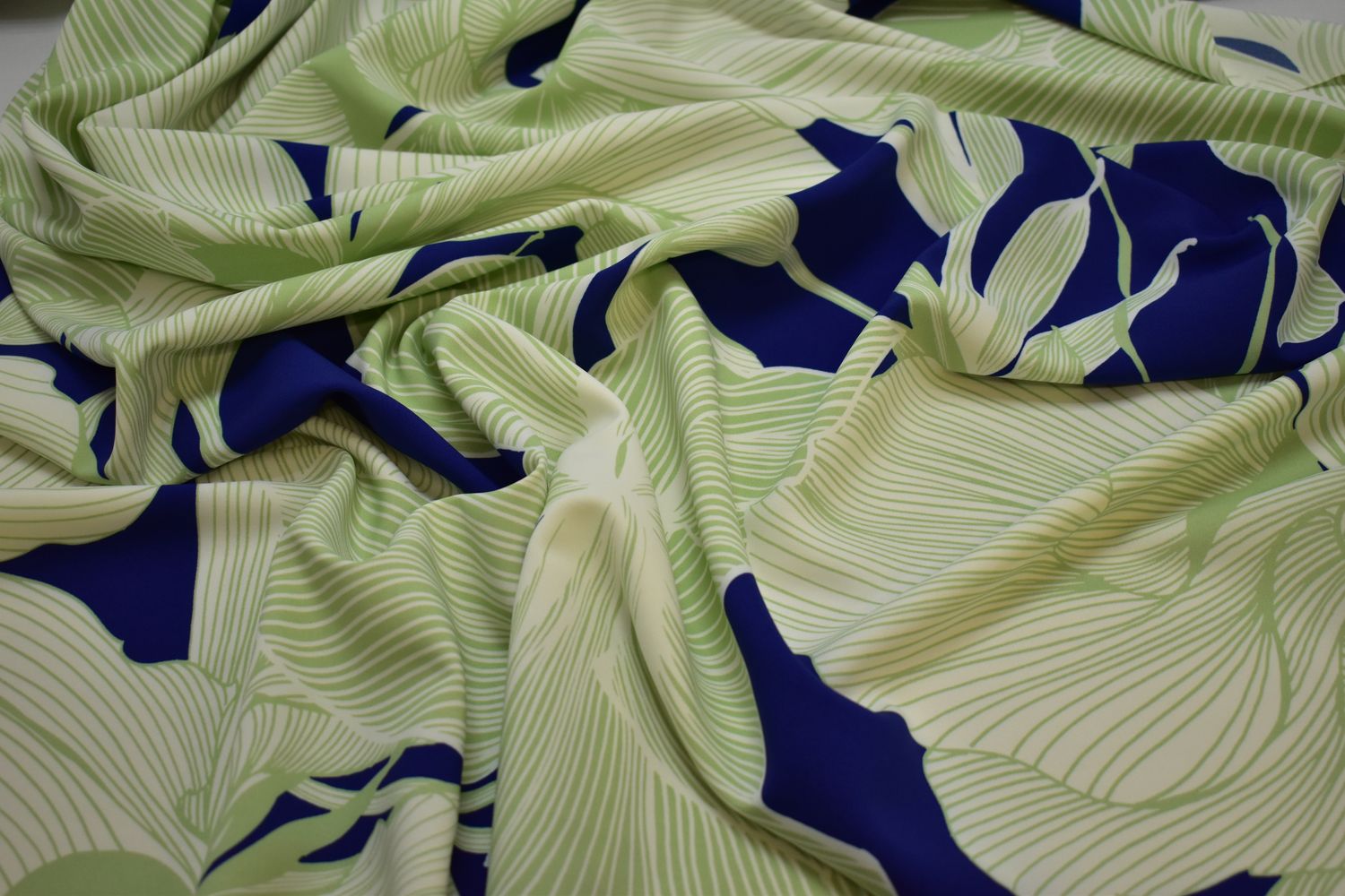 Плательная синяя ткань цветы листья W-131575