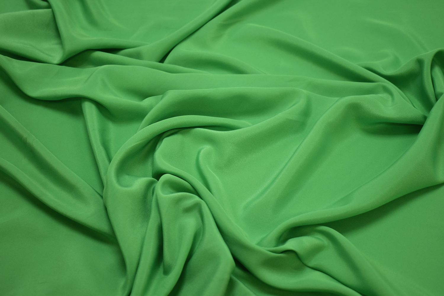 Ткань зеленая с цветами. Зеленая ткань. Ткань плательная зеленая. Темно зеленая ткань. Плательная ткань зелёных оттенков.