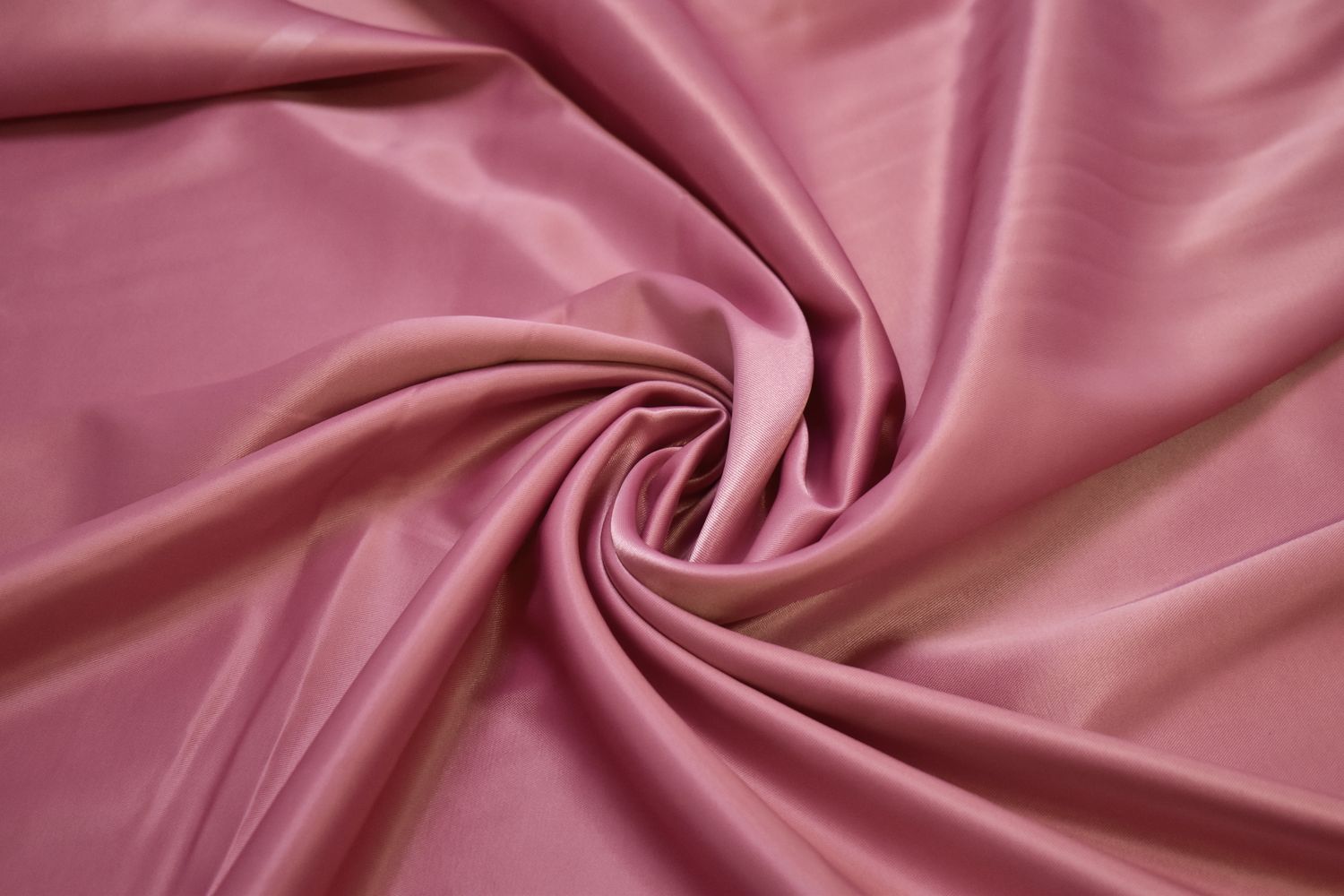 Плотные розовые. Розовый атлас. Атласные шторы розовые. Розовый полиэстер. Розовая атласная ткань американская.