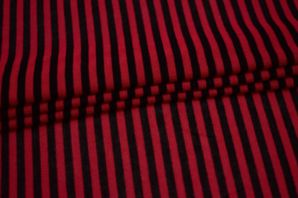 Трикотаж в красную и черную полоску W-130595