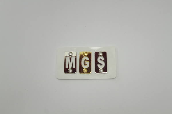 Нашивка патч белого цвета с надписью MGS W-133285