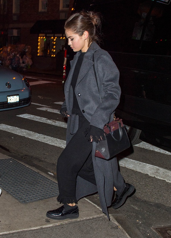 Селена Гомес в пальто оверсайз в Нью-Йорке