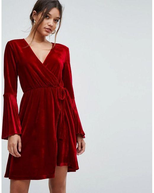 Красное платье с запахом