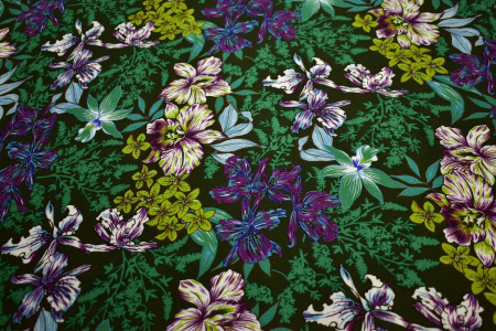 Плательная зеленая фиолетовая ткань цветы листья W-133077