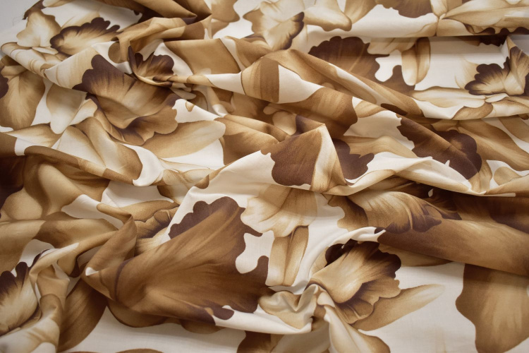 Рубашечная молочная коричневая ткань цветы листья W-133075