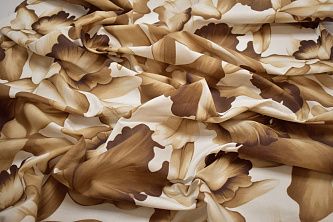 Рубашечная молочная коричневая ткань цветы листья W-133075