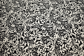 Плательная черная молочная ткань цветы листья W-133032
