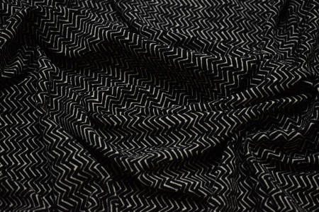 Плательная черная белая ткань зигзаг W-131763