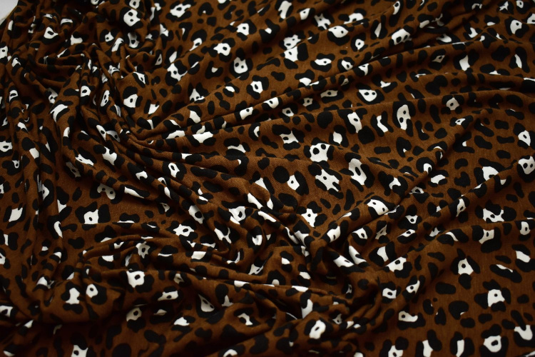 Трикотаж коричневый с абстрактным узором W-132235