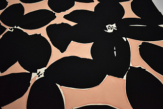 Плательная персиковая черная ткань цветы W-132617