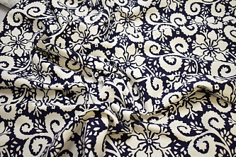 Костюмная синяя белая ткань цветы W-132208